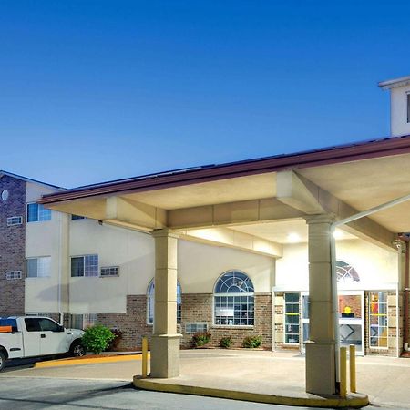 Super 8 By Wyndham Kansas City Esterno foto